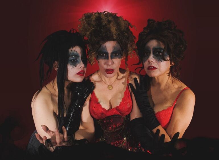 Las actrices de Lux in Macbeth encarnan con fuerza y sensibilidad las sombras del clásico shakespeariano en esta versión contemporánea dirigida por Fidel Rojas.