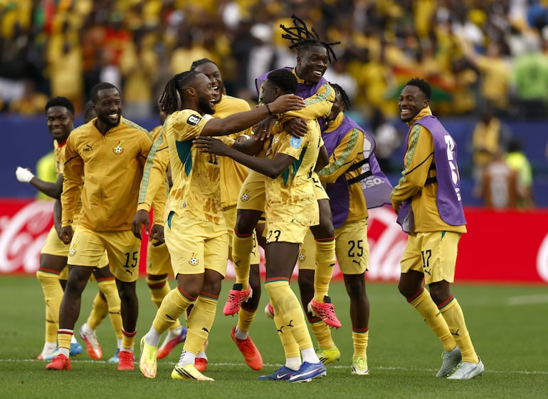 Derrick Luckassen (23) festeja su gol para  Ghana, en el empate transitorio.  