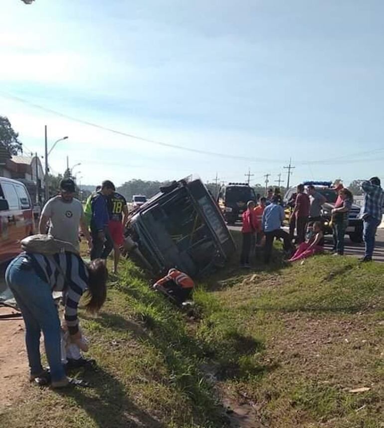 Un accidente de tránsito sobre la ruta PY02 este sábado dejó a 11 personas heridas.