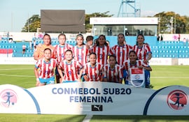 Formación titular que presentó Paraguay en el debut contra las chilenas. (Foto APF).