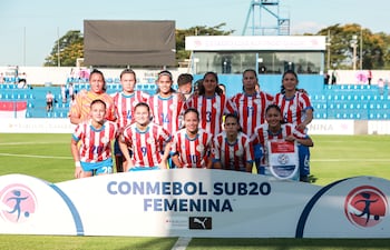 Formación titular que presentó Paraguay en el debut contra las chilenas. (Foto APF).