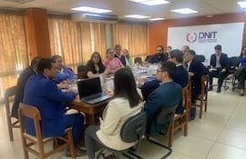 Reunión de las autoridades de la DNIT y directivos de gremios de contadores (foto gentileza de DNIT).