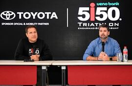 Directivos de Ironman y Toyotoshi firmaron el acuerdo de patrocinio.