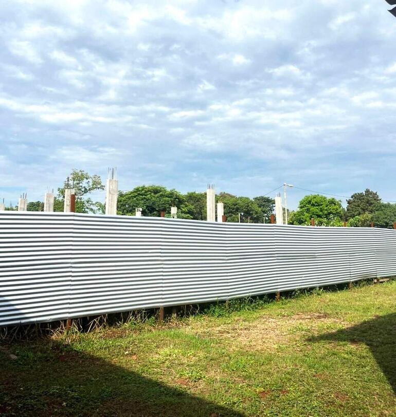 En Ybycuí, en el colegio Gral. César Barrientos, la obra ha avanzado más y ya cuenta con columnas de hormigón.