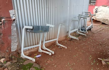 Los pupitres chinos adquiridos por un alto costo por el Gobierno Nacional ya fueron desechados en el Colegio Erique Soler de Capiatá.