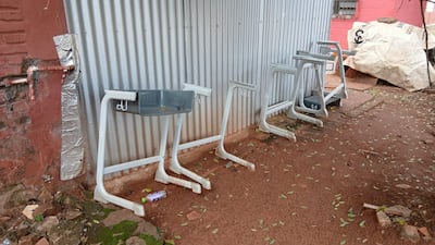 Los pupitres chinos adquiridos por un alto costo por el Gobierno Nacional ya fueron desechados en el Colegio Erique Soler de Capiatá.