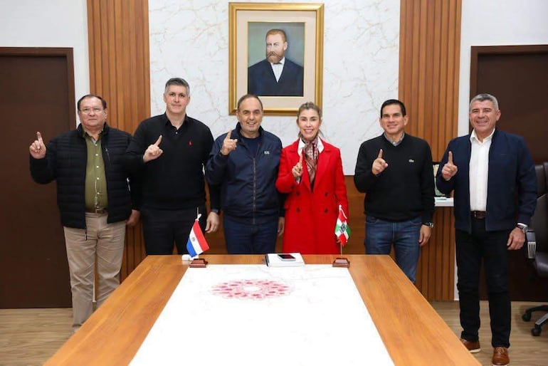El Comando Departamental de la ANR fue conformado en la sede de la Gobernación de Paraguarí, con la presencia del senador Ramón Retamozo, los diputados Martín Samaniego y Héctor Figueredo, el exsenador Darío Monges, la gobernadora Norma Zárate de Monges y el ministro Juan Carlos Baruja.
