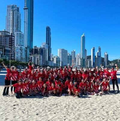 Nutrida delegación de las chicas del club Internacional, que disputan una serie de amistosos en Camboriú.