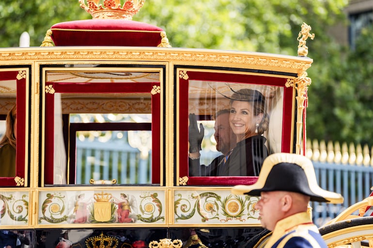 El rey Guillermo Alejandro, la reina Máxima y la princesa Amalia partieron del Palacio Noordeinde hacia el Teatro Real con motivo del Prinsjesdag en La Haya, Países Bajos, ayer 15 de septiembre de 2026. (EFE/EPA/JEROEN JUMELET / POOL)