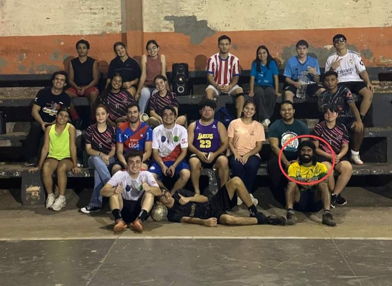 El padre Paul Raj Chinnapann, misionero de la India compartiendo con los jóvenes después de un "futbolacho" en la parroquia San Vicente de Paul en Asunción.