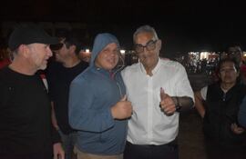 José Mutti festeja junto a uno de sus seguidores en Ayolas.