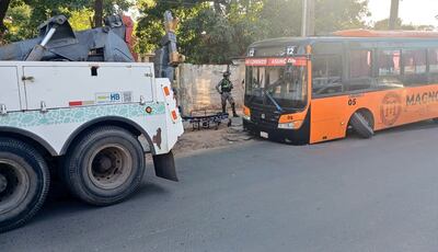 Bus con desperfecto mecánico sobre la avenida Santa Teresa.