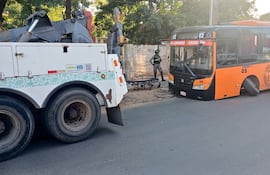 Bus con desperfecto mecánico sobre la avenida Santa Teresa.