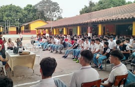 Charla sobre uso de la tecnología en el Colegio Nacional Acosta Ñu de la ciudad de San Antonio.