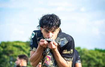 Paulo Cáceres, del 24 de Setiembre, celebra el tanto del empate transitorio. (Foto: @APFPrimeraB)