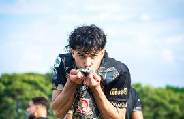 Paulo Cáceres, del 24 de Setiembre, celebra el tanto del empate transitorio. (Foto: @APFPrimeraB)