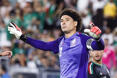 El portero de México, Guillermo Ochoa (13), hace gestos a su equipo durante la segunda parte de un partido amistoso internacional entre México y Australia en el estadio Rose Bowl de Los Ángeles, California.