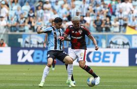 Mathías Villasanti, de Gremio, disputa el balón con Luciano, de Sao Paulo, durante el partido de ayer (Foto gentileza de Sao Paulo).
