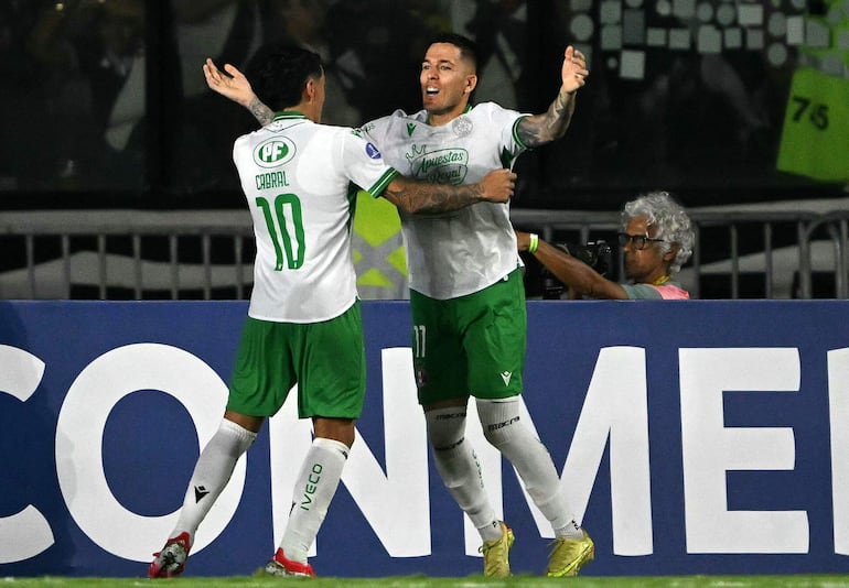 El delantero argentino de Audax Italiano, Franco Troyansky, celebra con su compatriota y delantero Rodrigo Cabral tras anotar el segundo gol de su equipo durante el partido de fútbol de la fase de grupos de la Copa Sudamericana entre el Vasco da Gama de Brasil y el Audax Italiano de Chile, en el estadio São Januário en Río de Janeiro.