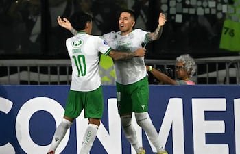 El delantero argentino de Audax Italiano, Franco Troyansky, celebra con su compatriota y delantero Rodrigo Cabral tras anotar el segundo gol de su equipo durante el partido de fútbol de la fase de grupos de la Copa Sudamericana entre el Vasco da Gama de Brasil y el Audax Italiano de Chile, en el estadio São Januário en Río de Janeiro