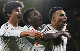 Real Madrid's French forward #10 Kylian Mbapp (R) celebrates with Real Madrid's Brazilian forward #07 Vinicius Junior (C) and Real Madrid's Spanish forward #16 Gonzalo Garcia after scoring his team's second goal from the penalty spot during the Spanish league football match between Villarreal CF and Real Madrid CF at La Ceramica Stadium in Vila-Real on January 24, 2026. (Photo by JOSE JORDAN / AFP)