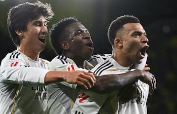 Real Madrid's French forward #10 Kylian Mbapp (R) celebrates with Real Madrid's Brazilian forward #07 Vinicius Junior (C) and Real Madrid's Spanish forward #16 Gonzalo Garcia after scoring his team's second goal from the penalty spot during the Spanish league football match between Villarreal CF and Real Madrid CF at La Ceramica Stadium in Vila-Real on January 24, 2026. (Photo by JOSE JORDAN / AFP)