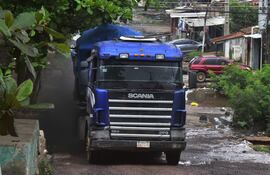 ABC constató que los camiones expiden mucho humo negro. También paran en su trayecto.
