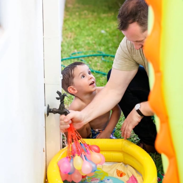 Gastón y su papi Aldo Franco cargando los globitos de agua. (Instagram/Denise Hutter)