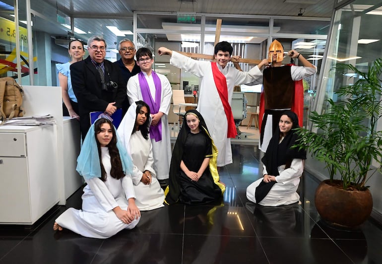 El plantel de docentes y estudiantes del Nihon Gakko, en la visita a ABC.