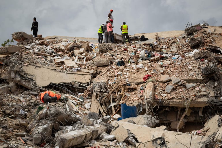 Voluntarios y rescatistas trabajan en un edificio derrumbado por el doble terremoto en Catia La Mar (Venezuela).
