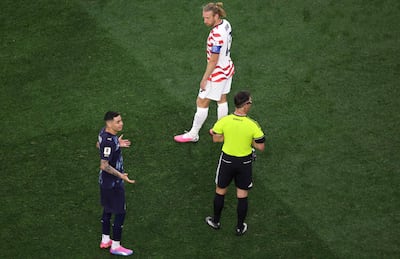 El árbitro Danny Makkelie habla con Miguel Almirón de Paraguay y Tim Ream de los Estados Unidos mientras se lleva a cabo una revisión del VAR por 'confusión de identidad' en una entrada entre ambos jugadores durante el partido del Grupo D de la Copa Mundial de la FIFA 2026 entre Estados Unidos y Paraguay en el Los Angeles Stadium.
