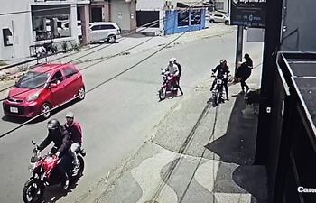 Una cámara de circuito cerrado registró el momento de la huida de la banda de motochorros, tras el asalto a la joyería "Recalde C" del barrio Recoleta de Asunción.