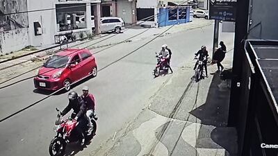 Una cámara de circuito cerrado registró el momento de la huida de la banda de motochorros, tras el asalto a la joyería "Recalde C" del barrio Recoleta de Asunción.