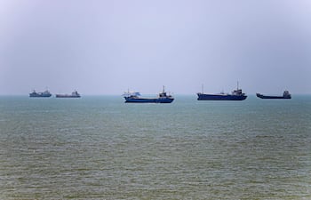 Buques anclados en el estrecho de Ormuz cerca de la localidad de Bandar Abbas, Irán, el pasado 18 de junio.