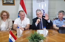 El ministro Enrique Riera expone durante la reunión realizada esta mañana.
