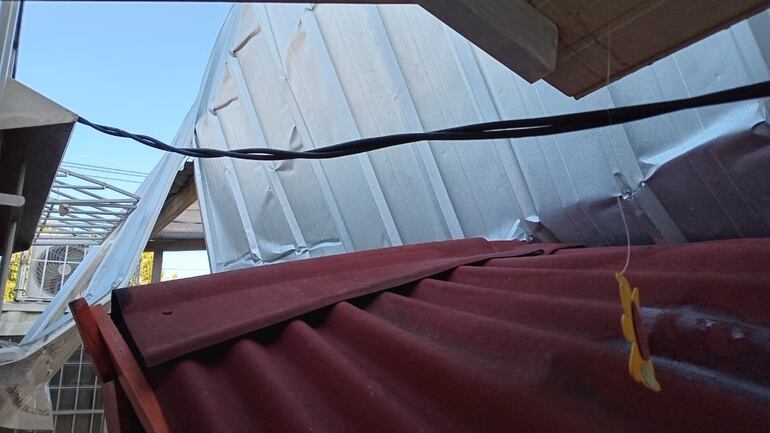 El fuerte temporal ocurrido el domingo arrancó el techo de dos aulas recién inauguradas de la escuela en el Refugio Copaco de Asunción