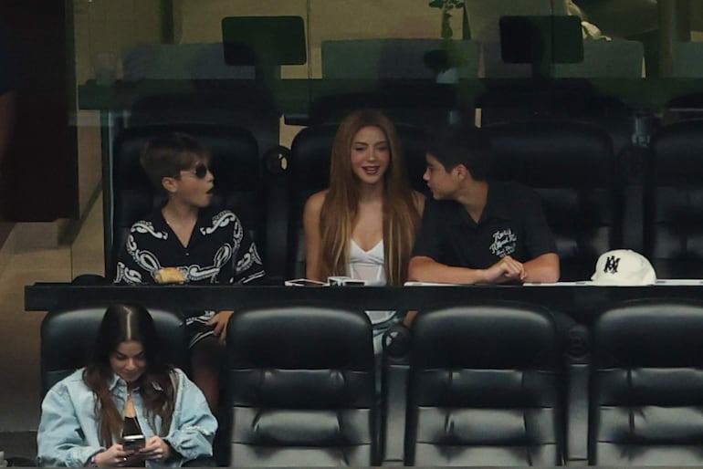 Shakira junto a sus hijos Sasha y Milan no se perdieron el encuentro entre Argentina y Austria. (EFE/Carlos Ramirez)