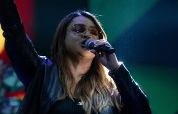 La cantante brasileña Petra Gil durante una presentación el año pasado en Río de Janeiro. La hija de Gilberto Gil falleció ayer a los 50 años.