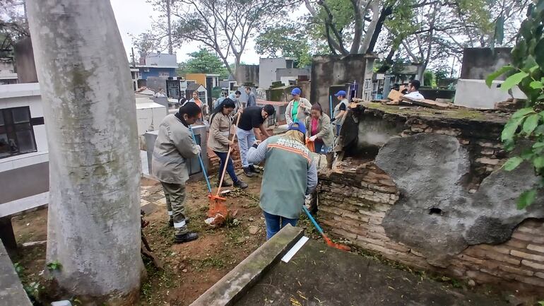 Mingas y limpieza en los cementerios para el día de los fieles difuntos.