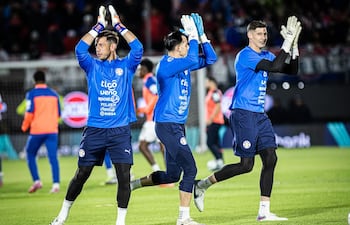 El portero Juan Ángel Espínola, en los ejercicios de calentamiento con Roberto "Gatito" Fernández y Orlando Gill, los tres porteros de la selección paraguaya de fútbol.