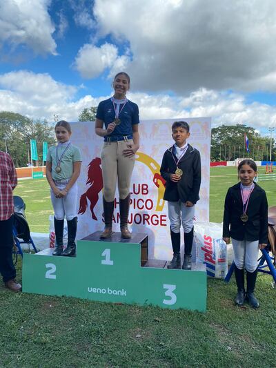 El podio de 0.80: Rihanna Báez (1), Rebecca Morínigo (2), Santino Rodrígue (3) y Nuvia Figueredo (derecha).