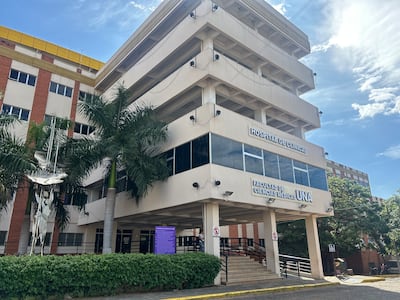El Hospital de Clínicas asegura atención médica en áreas esenciales durante el feriado patrio.