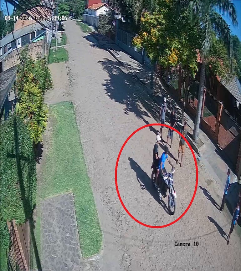Captura de video de circuito cerrado donde se ve a los atacantes en una motocicleta.
