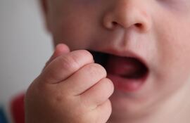 La pila que había tragado el niño era plana, según relató su madre.