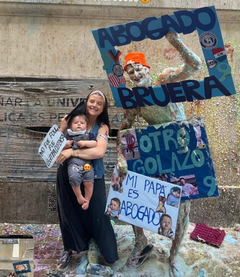 Facu Bruera festejando con su familia tras recibirse de abogado. (Captura de la historia de Instagram de Facundo Bruera)