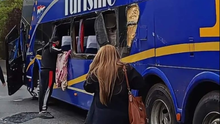 Bus paraguayo accidentado en la carretera, exhibiendo daños visibles y el entorno de la carretera.