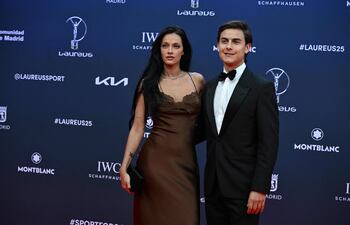 Oriana Sabatini y Paulo Dybala posando juntitos en la red carpet de los Laureus World Sports Awards 2025.