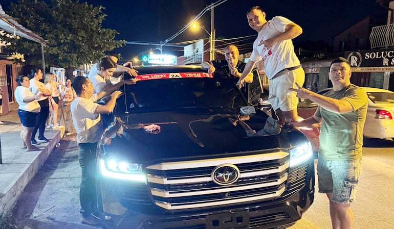 Pedro Matto y Arturo Rodríguez, en círculos, posan junto a Bachi Núñez.