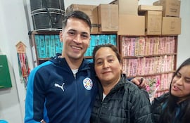 Con el corazón lleno de emoción, Gladys Mendieta acompañó un momento inolvidable junto a Alexandro Maidana.