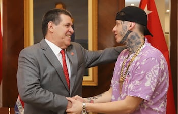 El presidente de la ANR, Horacio Cartes, junto a Elías Mosqueira, más conocido como "El Princi" de la Chacarita.